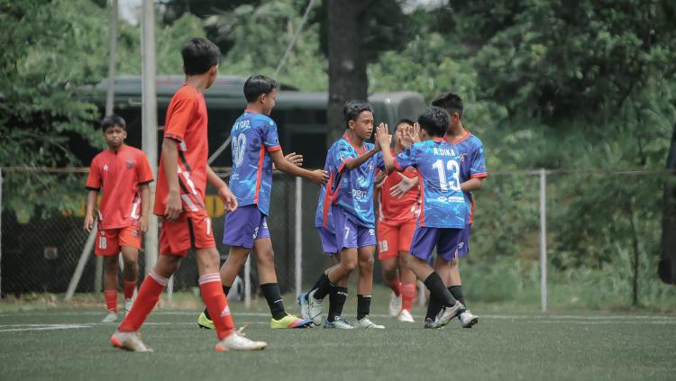 Salah satu pertandingan kompetisi sepak bola usia muda Young Tiger League 2022 yang digelar di lapangan NYTC, Sawangan.