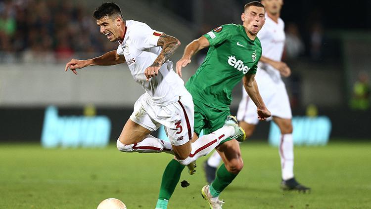Pemain AS Roma saat berduel dengan body pemain Ludogorets.