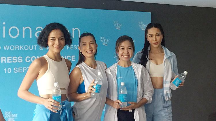 Ki-ka: Putri Marino, Jennifer Bachdim, Marketing Director PT Amerta Indah Otsuka Puspita Winawati, dan Andrea Dian pada acara press conference IONATION 2022 di Area Tennis Indoor, Senayan, Jakarta, Sabtu (10/09/22).