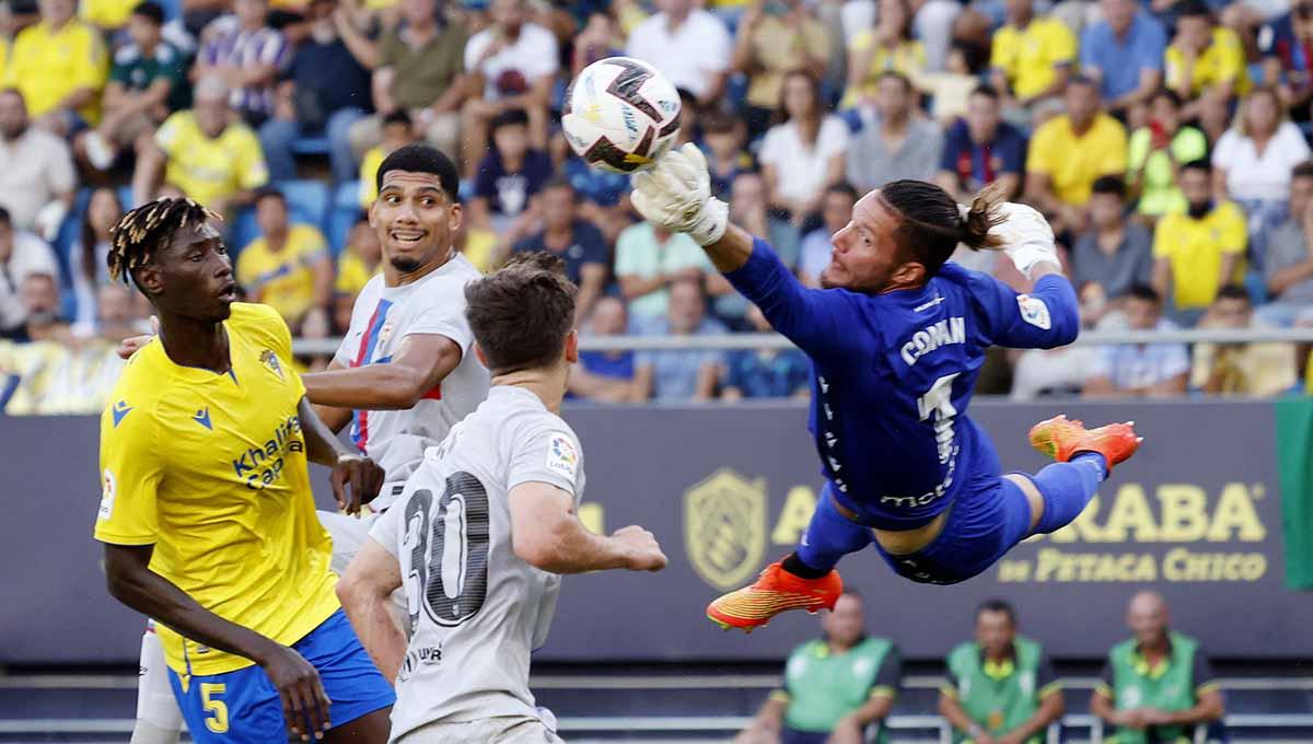 Aksi Jeremias Ledesma, kiper Cadiz saat melawan Barcelona di LaLiga. Foto: REUTERS/Marcelo Del Pozo