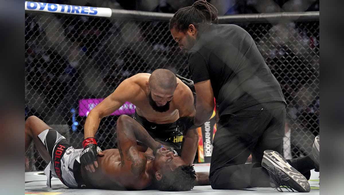 Duel Khamzat Chimaev vs Kevin Holland di UFC 279. Foto: REUTERS/Joe Camporeale - INDOSPORT
