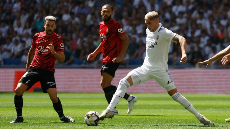 Gelandang Real Madrid, Federico Valverde, lakukan selebrasi kocak setelah bantu kalahkan RB Leipzig di pertandingan hari kedua Liga Champions 2022/2023. (Foto: REUTERS/Susana Vera)