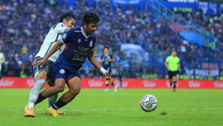 Aksi Ilham Udin lawan Henhen di laga Liga 1 Arema FC vs Persib Bandung, Minggu (11/09/22). Foto: Ian Setiawan. - INDOSPORT