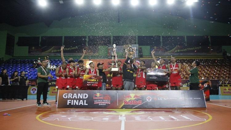 SMAN 116 sukses mengalahkan SMAN 2 Surabaya dalam turnamen bola basket Grand Final Red Bull Basketball Championships 2022. - INDOSPORT
