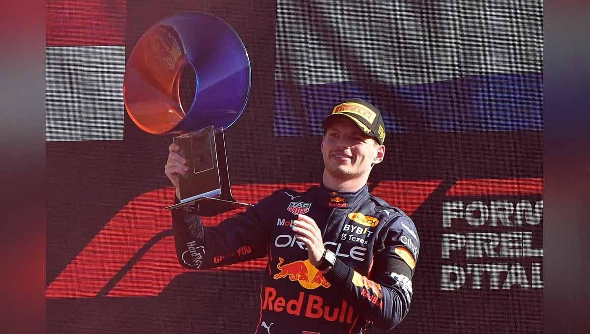 Pebalap Red Bull Max Verstappen merayakannya di podium setelah memenangkan Grand Prix Italia. Foto: REUTERS/Jennifer Lorenzini - INDOSPORT