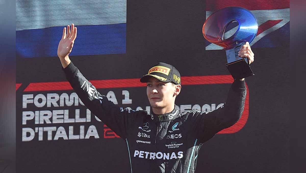 Pebalap Mercedes George Russell merayakan di podium setelah finis ketiga di Grand Prix Italia. Foto: REUTERS/Massimo Pinca - INDOSPORT