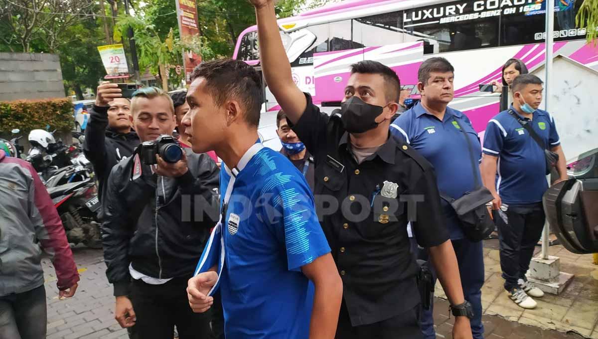 Dokter tim Persib Bandung, Raffi Ghani, membeberkan kondisi terkini Erwin Ramdani yang sempat mengalami cedera patah tulang. Foto: Arif Rahman/INDOSPORT
