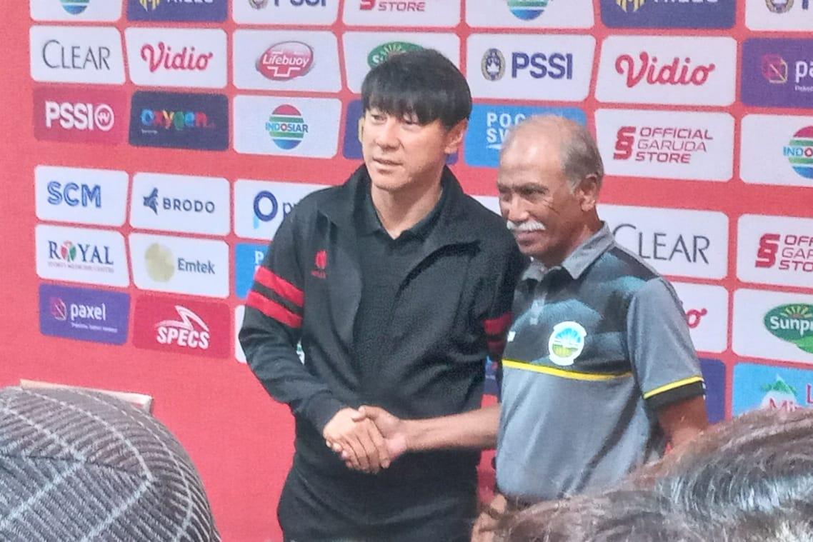 Pelatih Timnas Indonesia, Shin Tae-yong (kiri) dan pelatih Timor Leste, Gopalkrishnan A S Ramasamy pada jumpa pers jelang Kualifikasi Piala Asia U-20, Selasa (13/09/22). - INDOSPORT
