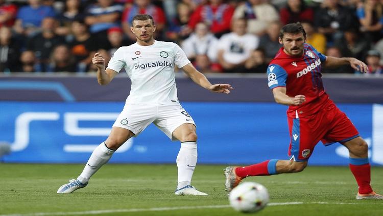 Aksi striker Inter Milan, Edin Dzeko di laga kontra Viktoria Plzen di Liga Champions REUTERS/David W Cerny