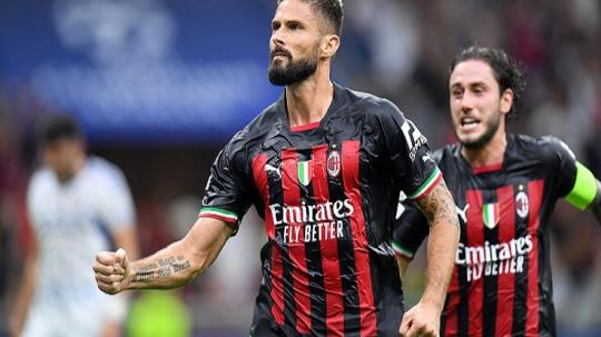 Striker AC Milan, Olivier Giroud merayakan gol pertama ke gawang Dinamo Zagreb di Grup E Liga Champions REUTERS/Daniele Mascolo