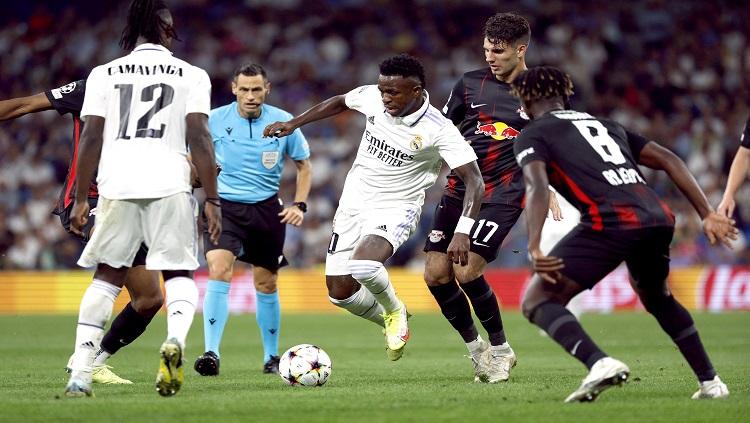 Bintang Real Madrid, Vinicius Junior mendapat pengawalan ketat para pemain RB Leipzig di Liga Champions REUTERS/Susana Vera