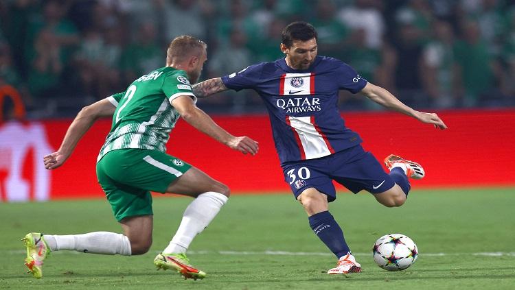 Lionel Messi turut menyumbang sebiji gol kala Paris Saint-Germain tundukkan Maccabi Haifa di Liga Champions yang membuatnya mematahkan rekor Cristiano Ronaldo. REUTERS/Ronen Zvulun - INDOSPORT