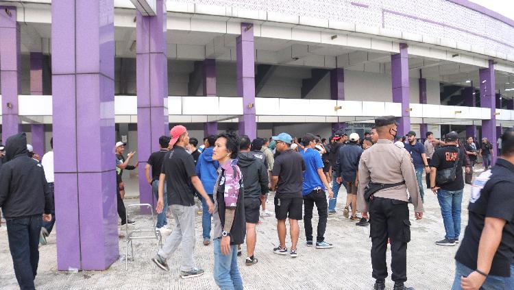 Aksi tak terpuji dilakukan sejumlah oknum suporter pasca laga Persita Tangerang vs PSIS Semarang dipekan ke-10 Liga 1 Indonesia, Rabu (14/09/22) di Indomilk Arena, Tangerang. - INDOSPORT