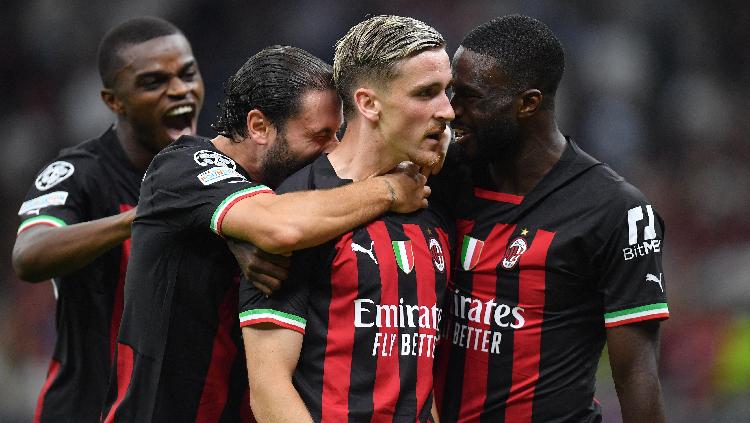 Pemain AC Milan Alexis Saelemaekers merayakan gol kedua di Liga Champions bersama rekan setim REUTERS-Daniele Mascolo - INDOSPORT