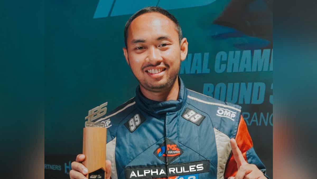 Drifter Danny Ferdito yang sudah lama absen dari podium akhirnya kembali meraih 2 prestasi paling bergengsi pada event Kejurnas Indonesian Drift Series putaran ke-3 di Semarang. - INDOSPORT