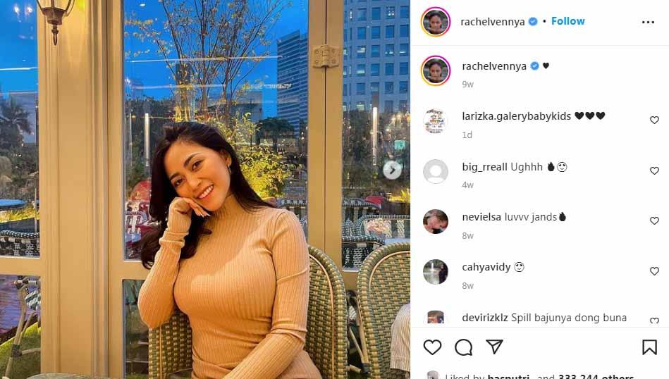Selebgram Rachel Vennya Roland pamer bokong kencang saat berenang bersama sang anak perempuan, dan netizen pun menjulukinya janda kembang. Foto: Instagram@rachelvennya