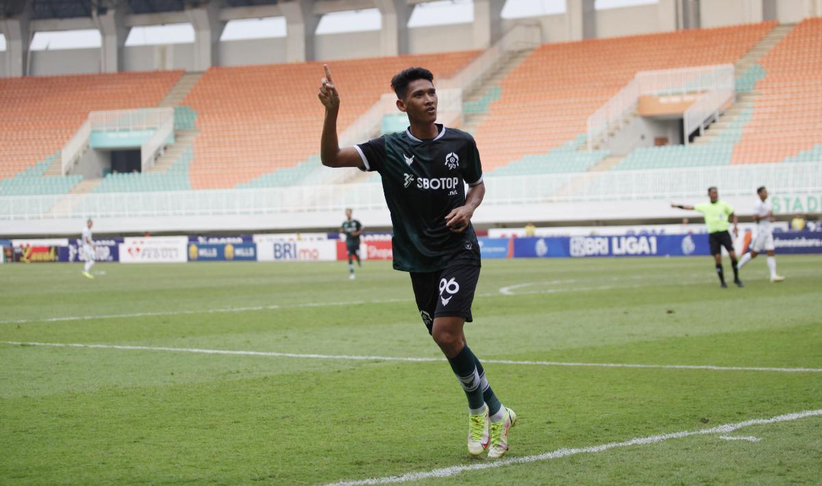 Selebrasi pemain Persikabo 1973, Ryan Kurnia usai akselerasinya berbuah gol bunuh diri ke gawang PSS Sleman pada pekan ke-10 Liga 1 di Stadion Pakansari, Kamis (15/09/22).