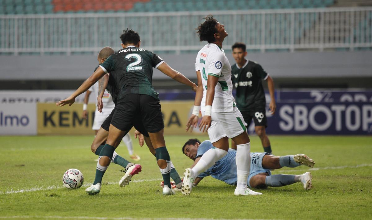 Ekspresi kekecewaan striker PSS Sleman, Saddam Emiruddin (kanan) gagal memanfaatkan peluang di depan gawang Persikabo 1973 pada pekan ke-10 Liga 1 di Stadion Pakansari, Kamis (15/09/22).