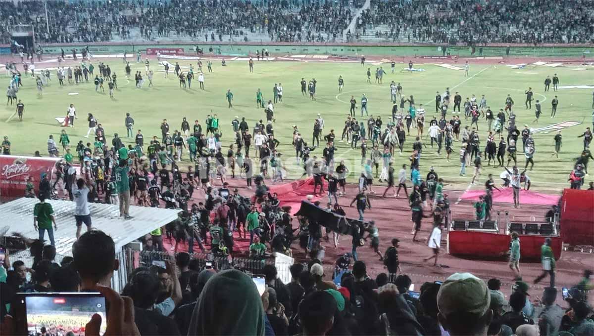 Suporter Persebaya mengamuk dgn memasuki lapangan seusai Persebaya kalah 1-2 menjamu Rans Nusantara FC di Stadion Gelora Delta Sidoarjo. Foto: Suporter Persebaya