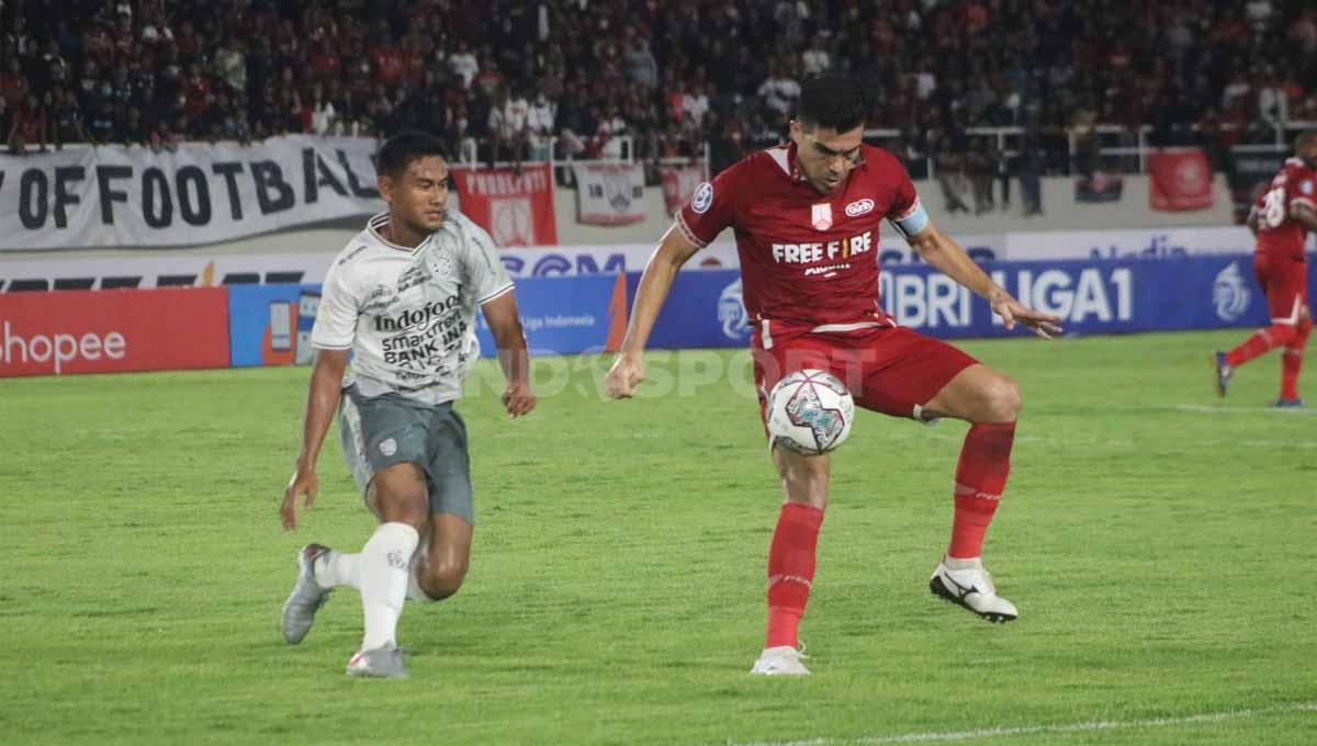 Pergerakan bek Persis Solo di Liga 1, Fabiano Beltrame (kiri), dikawal ketat bek Bali United, Haudi Abdillah. Foto: Nofik Lukman Hakim/INDOSPORT