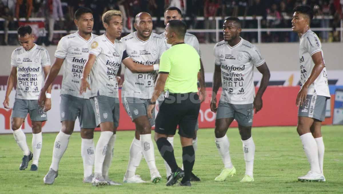 Para pemain Bali United melakukan protes terhadap kepemimpinan wasit Juhandri Setiana. Foto: Nofik Lukman Hakim/INDOSPORT
