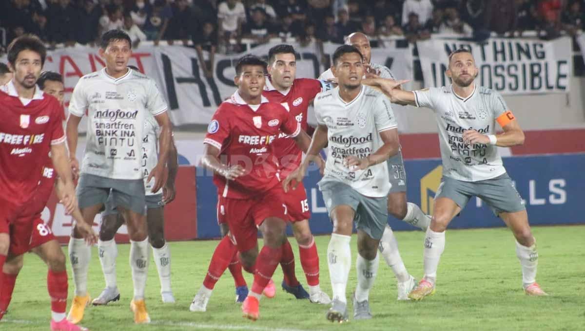 Gelandang Persis Solo, Irfan Bachdim, bangga dengan perjuangan tim setelah membekuk Bali United 2-0 dalam lanjutan Liga 1. Foto: Nofik Lukman Hakim/INDOSPORT - INDOSPORT