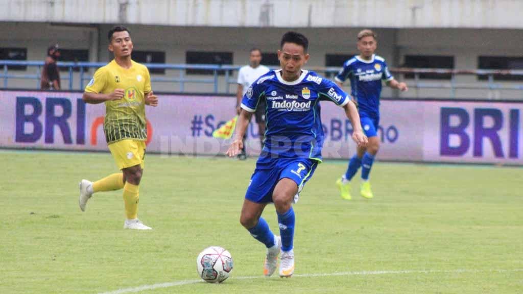 Aksi gelandang Persib Bandung, Beckham Putra menggiring bola pada pertandingan Liga 1 pekan ke-10 di Stadion GBLA, Jumat (16/09/22).