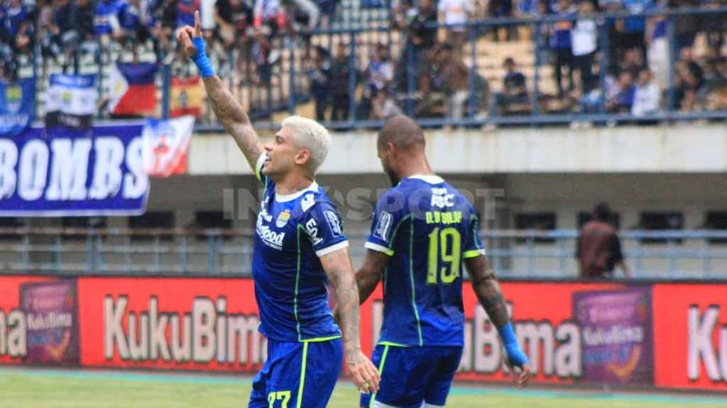 Selebrasi penyerang Persib Bandung, Ciro Alves (kiri) usai mencetak gol ke gawang Barito Putera pada pertandingan Liga 1 pekan ke-10 di Stadion GBLA, Jumat (16/09/22).