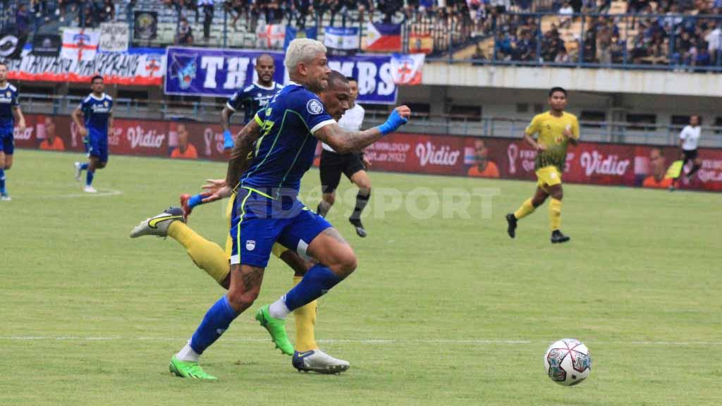 Aksi penyerang Persib Bandung, Ciro Alves melewati hadangan pemain Barito Putera pada pertandingan Liga 1 pekan ke-10 di Stadion GBLA, Jumat (16/09/22).