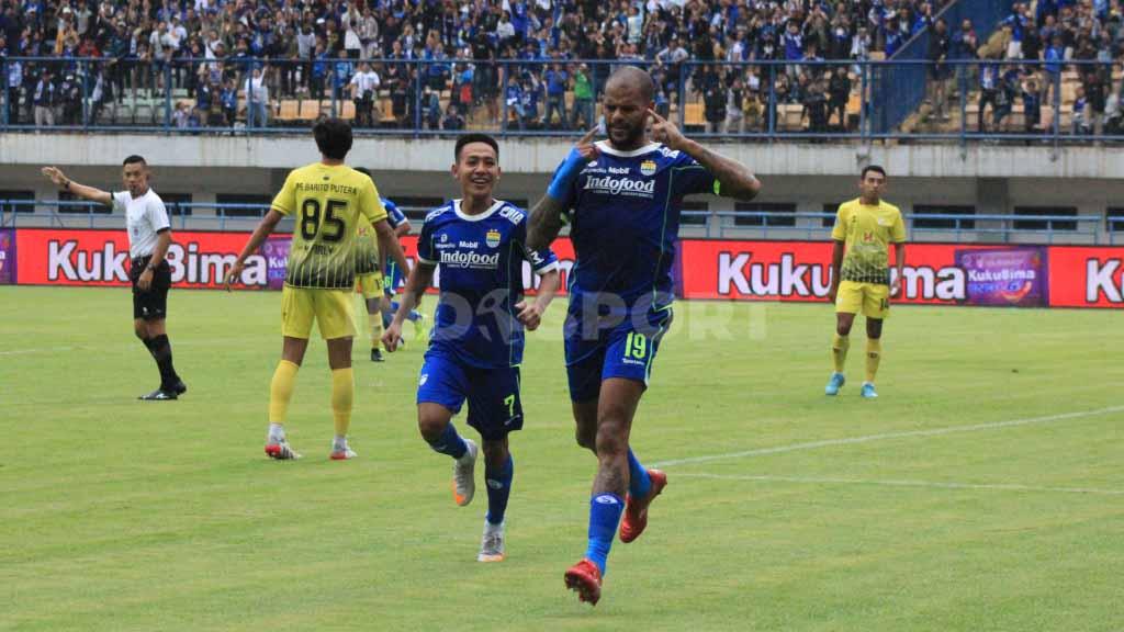 Selebrasi striker Persib Bandung, David da Silva usai mencetak gol ke gawang Barito Putera pada pertandingan Liga 1 pekan ke-10 di Stadion GBLA, Jumat (16/09/22).