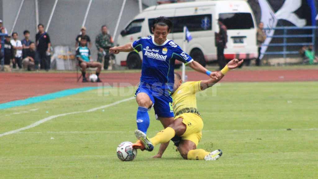 Pemain Barito Putera melakukan sliding tackle ke arah pemain Persib Bandung, Henhen Herdiana pada pertandingan Liga 1 pekan ke-10 di Stadion GBLA, Jumat (16/09/22).