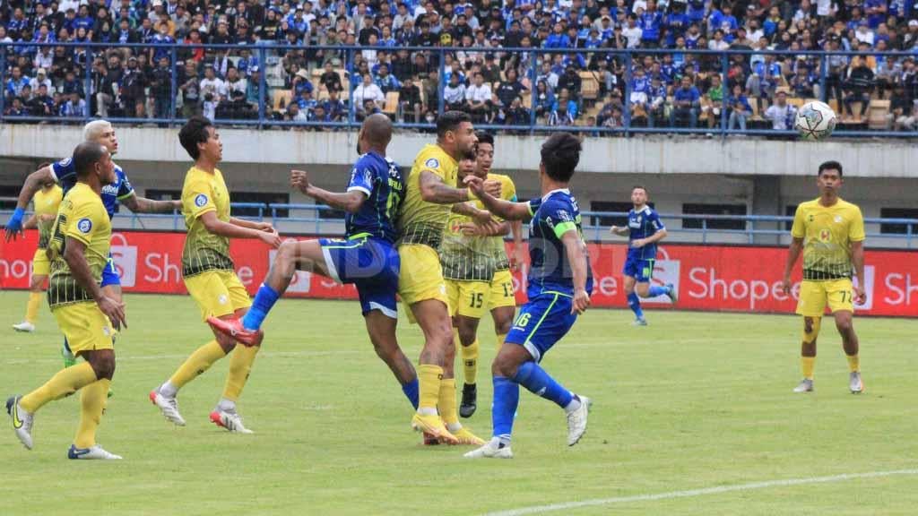 Duel udara pemain Persib Bandung dengan bek Barito Putera pada pertandingan Liga 1 pekan ke-10 di Stadion GBLA, Jumat (16/09/22).