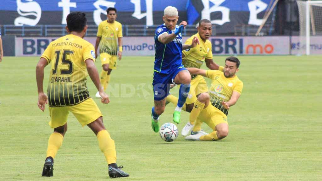 Aksi penyerang Persib Bandung, Ciro Alves melewati hadangan pemain Barito Putera pada pertandingan Liga 1 pekan ke-10 di Stadion GBLA, Jumat (16/09/22).