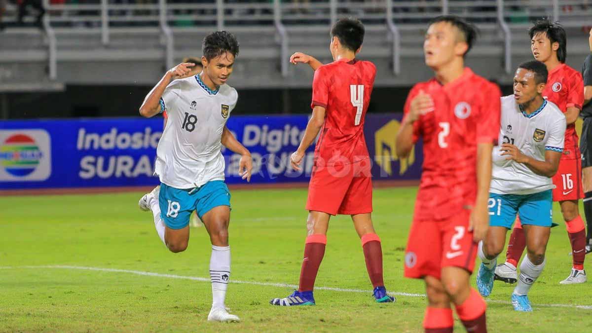 Selebrasi pemain Timnas Indonesia U-20 Alfriyanto Nico usai mencetak ke gawang Hong Kong di Kualifikasi Piala Asia U-20 2023. Foto: Ian Setiawan/INDOSPORT