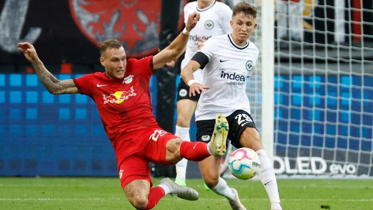 Juventus tengah berminat untuk memboyong pemain Eintracht Frankfurt, Jesper Lindstrom (kanan), kalau sukses menjual Federico Chiesa ke Liverpool di bursa transfer.