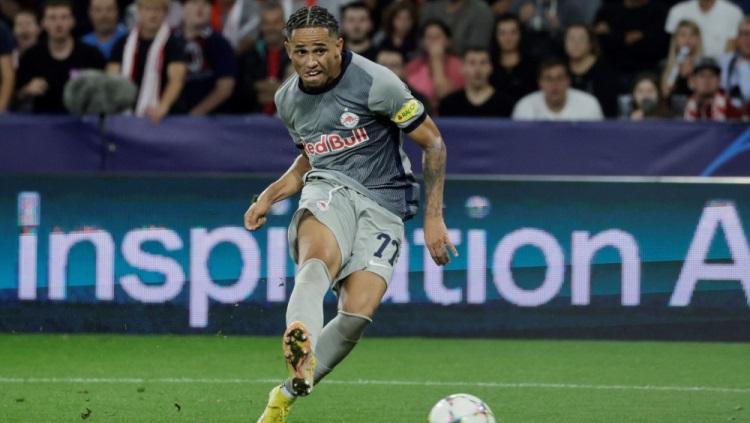 Noah Okafor di laga AC Milan vs RB Salzburg. Foto: REUTERS/Leonhard Foeger. Copyright: REUTERS/Leonhard Foeger
