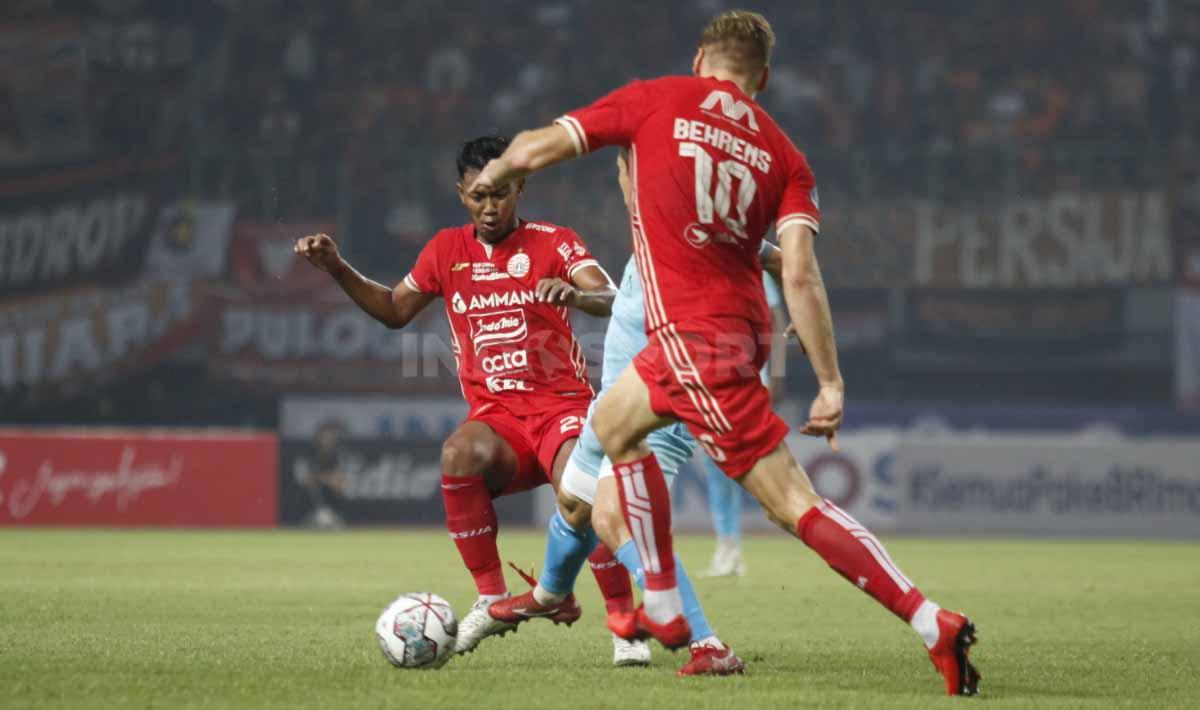 Gelandang Persija Jakarta, Hanno Behrens mencoba merebut bola dari kaki pemain Madura United pada pertandingan pekan ke-10 BRI Liga 1 2022/2023 di Stadion Patriot Candrabhaga, Bekasi, Sabtu (17/09/22).