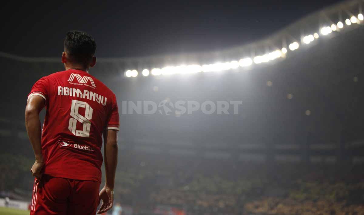 Gelandang Persija Jakarta, Syahrian Abimanyu saat hendak melakukan tendanga sudut ke gawang Madura United pada pertandingan pekan ke-10 BRI Liga 1 2022/2023 di Stadion Patriot Candrabhaga, Bekasi, Sabtu (17/09/22).