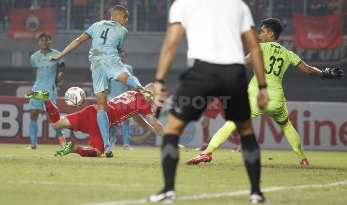 Peluang sundulan dari striker Persija Jakarta, Michael Krmencik di depan gawang Madura United gagal berbuah gol pada pertandingan pekan ke-10 BRI Liga 1 2022/2023 di Stadion Patriot Candrabhaga, Bekasi, Sabtu (17/09/22).