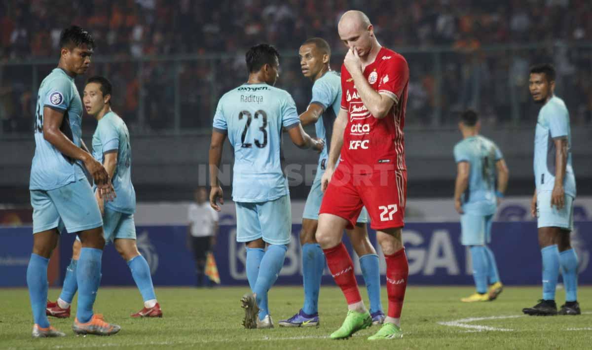 Ekspresi kekecewaan striker Persija Jakarta, Michael Krmencik (kanan) karena kesulitan untuk membobol gawang Madura United pada pertandingan pekan ke-10 BRI Liga 1 2022/2023 di Stadion Patriot Candrabhaga, Bekasi, Sabtu (17/09/22).