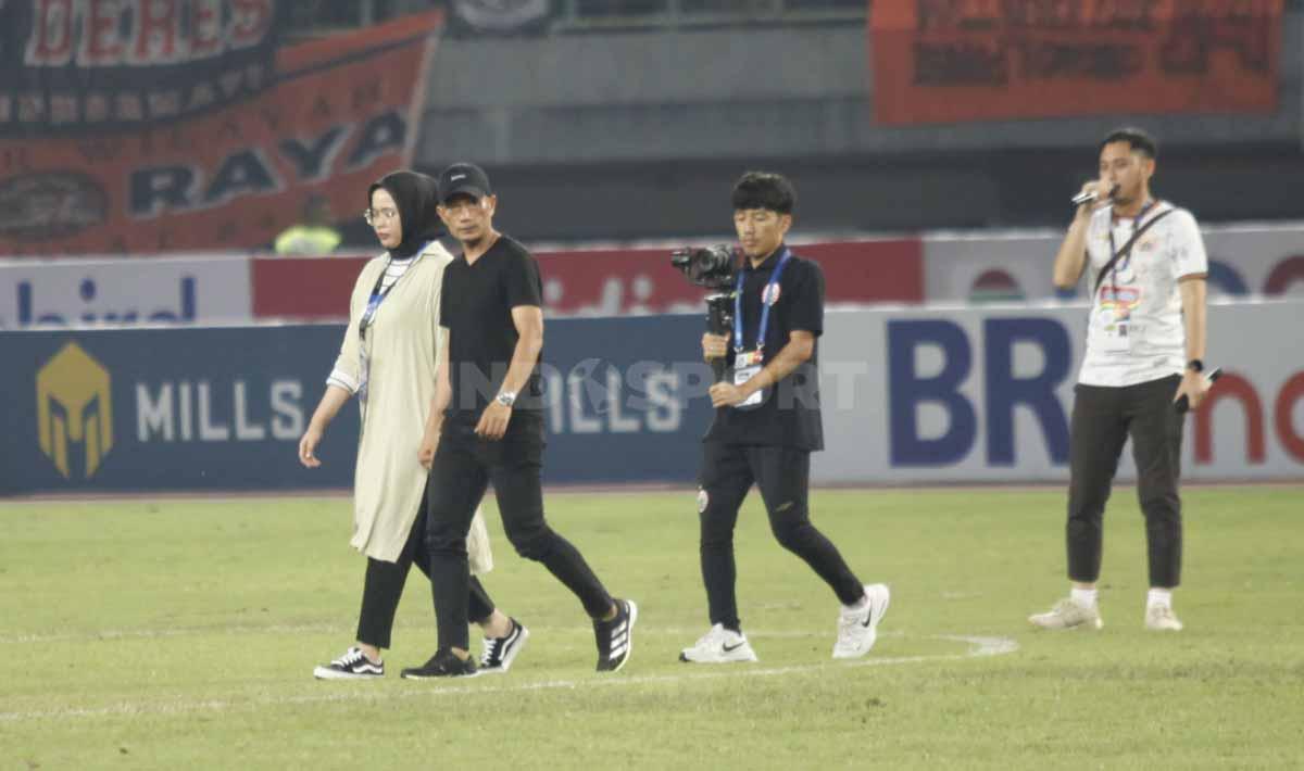 Perpisahan Ismed Sofyan usai laga Persija Jakarta vs Madura United di Stadion Patriot Candrabhaga, Bekasi. Ismed didampingi sang istri melakukan penghormatan terakhir kepada ribuan Jakmania.