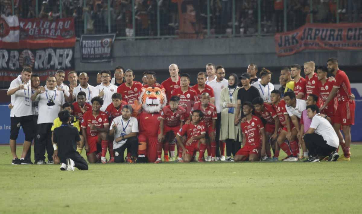 Perpisahan Ismed Sofyan usai laga Persija Jakarta vs Madura United di Stadion Patriot Candrabhaga, Bekasi. Ismed didampingi sang istri melakukan penghormatan terakhir kepada ribuan Jakmania. - INDOSPORT