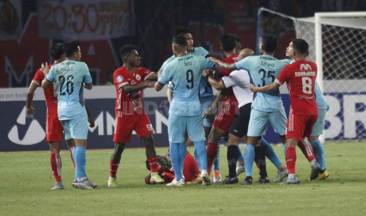Keributan kecil antara para pemain Persija Jakarta dengan pemain Madura United pada pertandingan pekan ke-10 BRI Liga 1 2022/2023 di Stadion Patriot Candrabhaga, Bekasi, Sabtu (17/09/22).