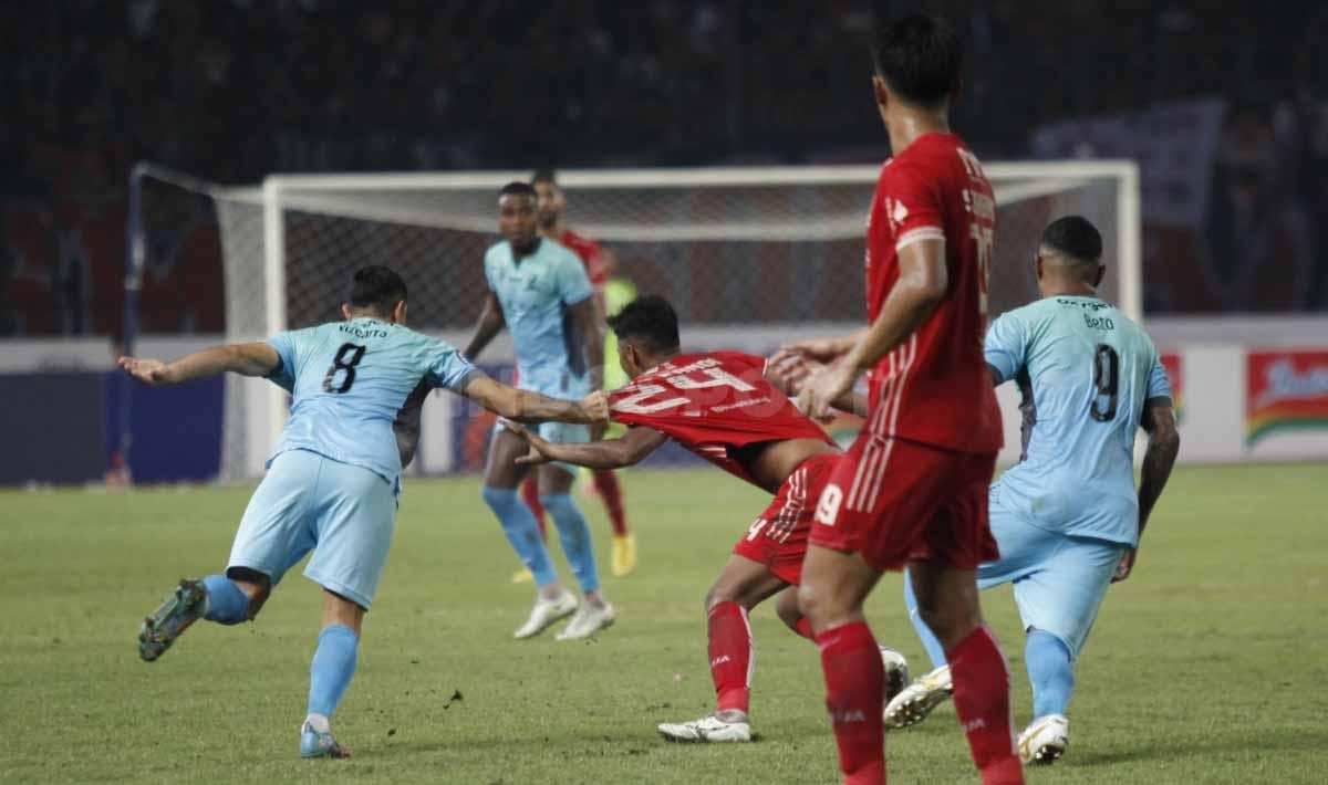 Duel antara gelandang Madura United, Esteban Vizcarra (kiri) dengan pemain Persija Jakarta, Rezky Witriawan pada pertandingan pekan ke-10 BRI Liga 1 2022/2023 di Stadion Patriot Candrabhaga, Bekasi, Sabtu (17/09/22).
