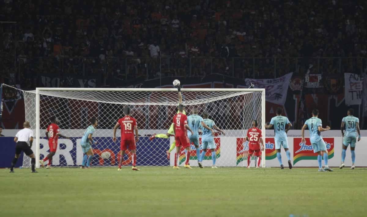 Kiper Madura United, Miswar Saputra menggagalkan sundulan pemain Persija Jakarta pada pertandingan pekan ke-10 BRI Liga 1 2022/2023 di Stadion Patriot Candrabhaga, Bekasi, Sabtu (17/09/22).