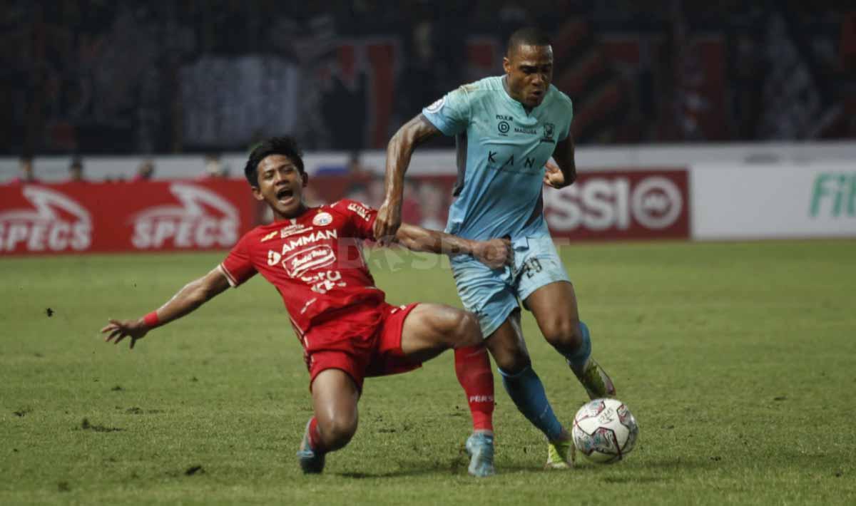 Duel antara pemain Madura United, Pedro Henrique dengan pemain Persija Jakarta, Firza Handika pada pertandingan pekan ke-10 BRI Liga 1 2022/2023 di Stadion Patriot Candrabhaga, Bekasi, Sabtu (17/09/22).