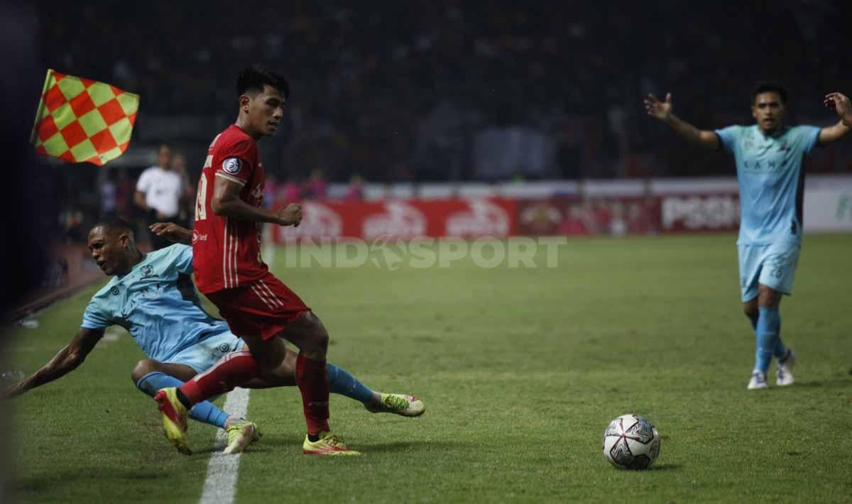 Duel antara pemain Madura United, Pedro Henrique dengan gelandang Persija Jakarta, Hanif Sjahbandi pada pertandingan pekan ke-10 BRI Liga 1 2022/2023 di Stadion Patriot Candrabhaga, Bekasi, Sabtu (17/09/22).