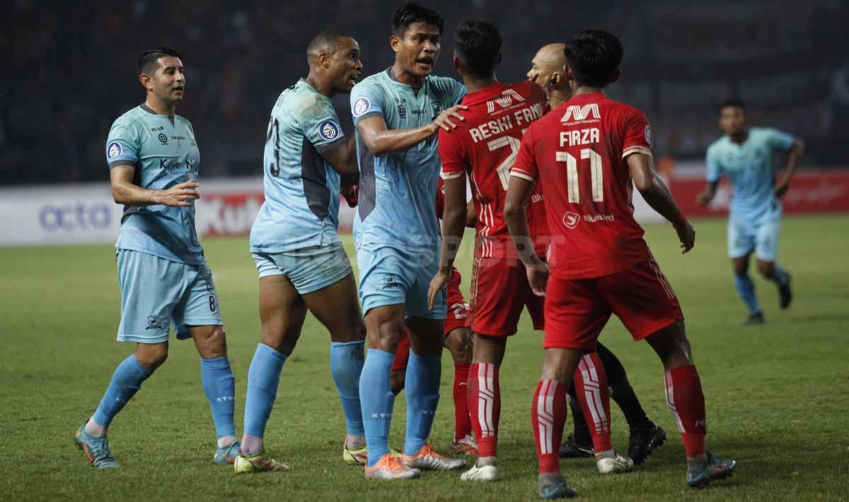 Kapten tim Madura United, Fachruddin Aryanto (tengah) memisahkan rekannya Pedro Henrique yang bersitegang dengan pemain Persija Jakarta, Resky Fandy Witriawan pada pertandingan pekan ke-10 BRI Liga 1 2022/2023 di Stadion Patriot Candrabhaga, Bekasi, Sabtu (17/09/22).
