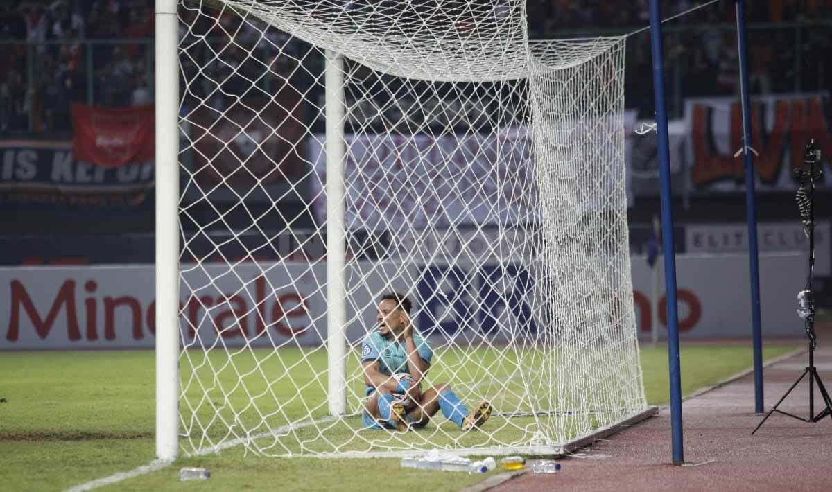 Ekspresi tidak percaya pemain Madura United, Luis Marcelo ketika memasukan bola ke gawang Persija, tapi wasit sudah meniup peluit berakhirnya pertandingan pekan ke-10 BRI Liga 1 2022/2023 di Stadion Patriot Candrabhaga, Bekasi, Sabtu (17/09/22).