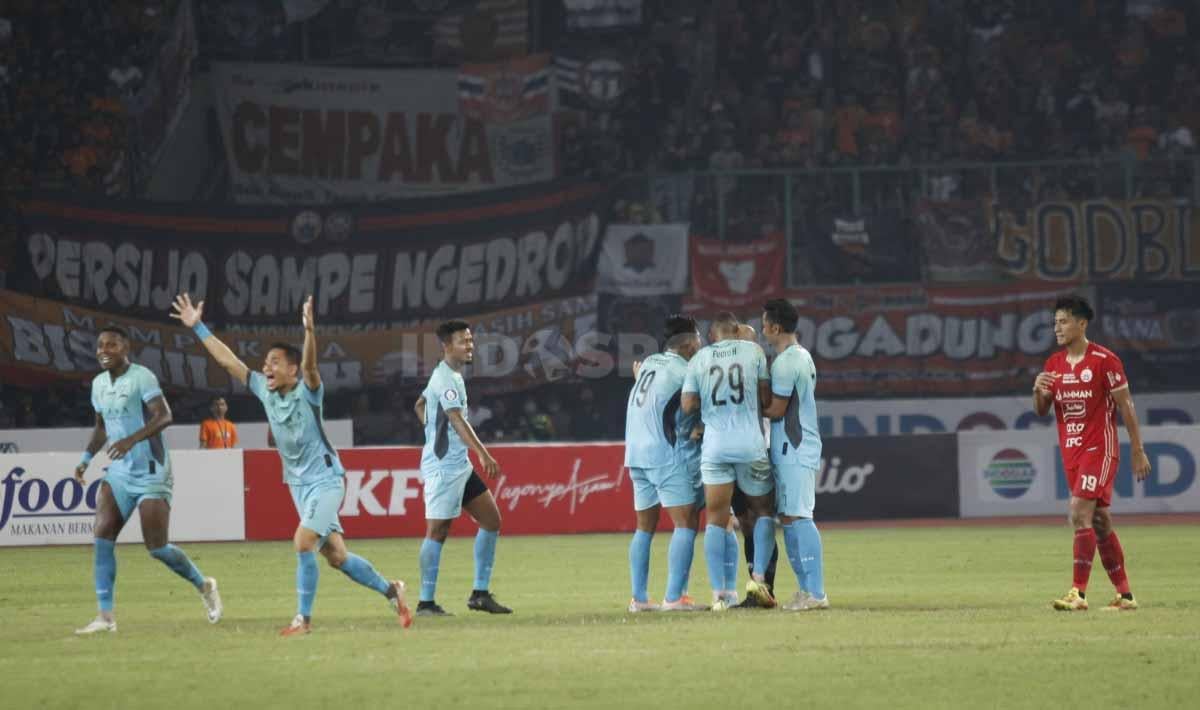 Protes pemain Madura United ketika berpeluang cetak gol ke gawang Persija, tapi wasit sudah meniup peluit berakhirnya pertandingan pekan ke-10 BRI Liga 1 2022/2023 di Stadion Patriot Candrabhaga, Bekasi, Sabtu (17/09/22).